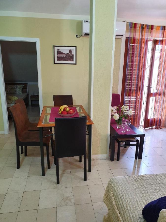 Apartment Trosoban Stan